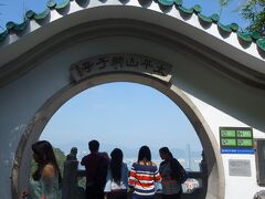 ピークタワーは有料だけど、トラムにもバスにも乗らずに来たからそのぐらいは払おうかな？と思いながらもまずは無料の太平山獅子亭展望台で様子を見ようとやってきた。
さすがに香港一番の観光地ともいえる場所だからたくさんの人。