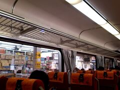 台鉄高雄駅から自強号（一番早い種別）に乗車。
一昔前の日本の特急列車っぽい。特急北斗とか。