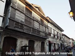 クリソロゴ通り(Calle Crisologo)

石畳の古い町並みはビガン歴史都市(Historic City of Vigan)として世界遺産に登録されています。


クリソロゴ通り：https://www.vigan.ph/attractions/calle-crisologo-mena-crisologo-street.html
ビガン歴史都市：https://ja.wikipedia.org/wiki/%E3%83%93%E3%82%AC%E3%83%B3%E6%AD%B4%E5%8F%B2%E9%83%BD%E5%B8%82
世界遺産：http://whc.unesco.org/en/list/502