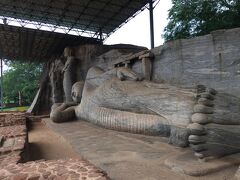 巨大な一枚板から彫られた仏像４体です。
涅槃像、立像２体、坐像１体です。
シマシマの岩の地層をうまく使った変化のある涅槃像です。
まるでそこに横たわっているようです。