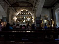 教会内部。
フィリピンは東南アジアでは珍しくキリスト教徒が多い国で国民の９割がその割合を占める。