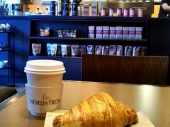 グレンデールのAmericana at Brand前で下車し、Nordstrom Cafeで朝ごはん。
コーヒーとクロワッサン☆