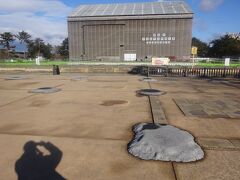 南大門跡より中金堂（２０１８年完成します。）を見ます。