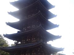 五重塔を見上げます。