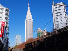 NTTドコモ代々木ビル（ドコモタワー）
地上50階ぐらいビルに見えますが、14階までがオフィス、15階から25階が通信設備などの機械室、その上にはアンテナが設置されていて中は空洞だそうです。