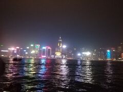 フェリーで香港島まで戻るが
娘は、10分程度の乗船で船酔い。