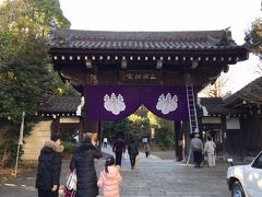 次に来たのは、曹洞宗大本山總持寺です。
昨年の初詣以来ですので一年ぶりに訪れました。

總持寺の総門。別名「三松関」。