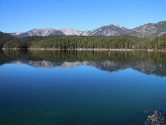 アイプゼー。湖水が穏やかで山の景色が湖面に反射する。