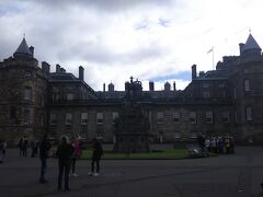 8月7日 9:50

Palace of Holyroodhouse到着。

＜ウィキペディアより＞
ホリールード宮殿（Palace of Holyrood）は、スコットランドのエディンバラにある宮殿。正式名称はホリールードハウス宮殿（The Palace of Holyroodhouse）である。1128年にデイヴィッド1世によって建てられた寺院が前身である。15世紀から、スコットランド国王夫妻の住居として使われてきた。現在、宮殿はエリザベス2世の夏季の滞在地として使用されている。