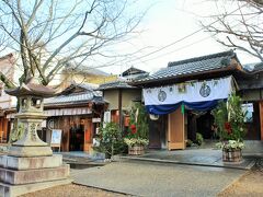 八坂神社のお隣は、老舗料理屋さんの中村楼。
立派な門松～！さすがの風格だわー