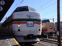 河口湖駅には、10:58に到着。
隣には、先に着いていた『ホリデー快速富士山1号』が。
ここだけ観ると、30年前の旅の一場面のようだな。