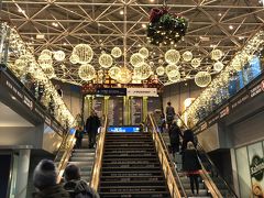 無事、Helsinki Vantaa空港に到着。クリスマス時期のせいかたくさんの人で溢れていました。そしてクリスマスのイルミネーションがキラキラと。