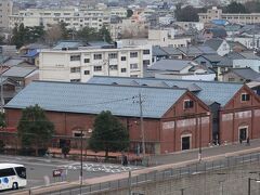 花換の小道へ進むと、赤レンガ倉庫や