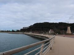 湾を望み、綺麗に整備された公園です。