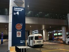 ほぼ定刻通り深夜のKUL到着。

KLIA-KLIA2間の移動は、なんと24時間フリーバスができました！
去年は真夜中にKLIAに着いて、タクシーに乗って(約￥1,500)KLIA2まで移動した記憶が...これがあると大助かり！

1階まで下りて、左端のドア4が乗り場だよ