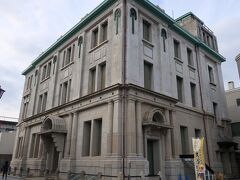 隣にたつレトロモダンな建物は
敦賀市立博物館です。