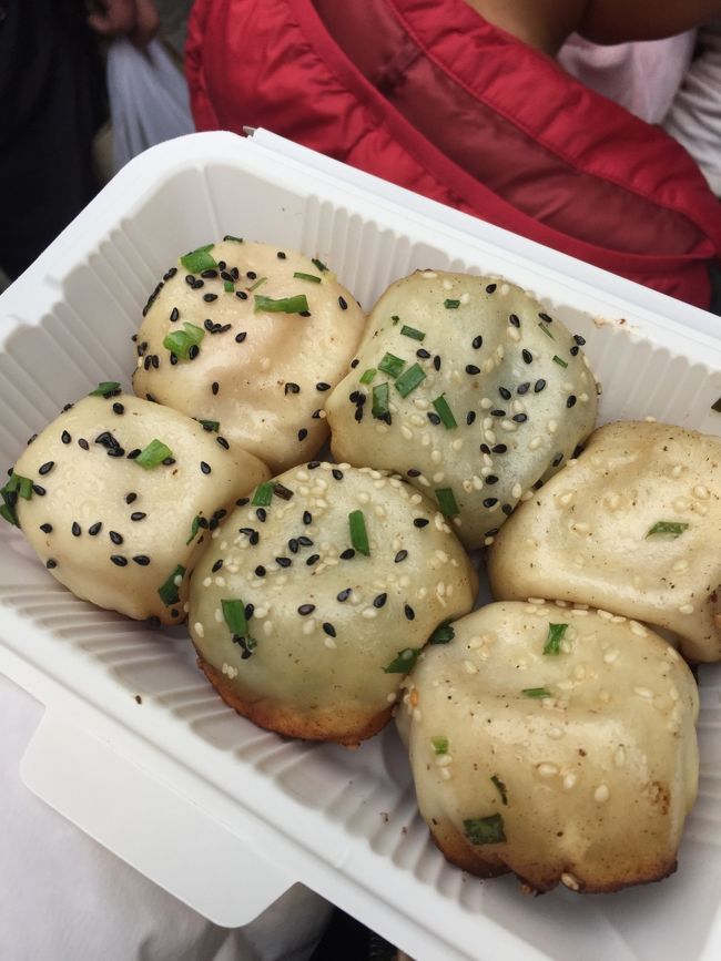 あつひぃー<br />おいひぃー！！！<br />小籠包に並びながら、小籠包食べる（笑）