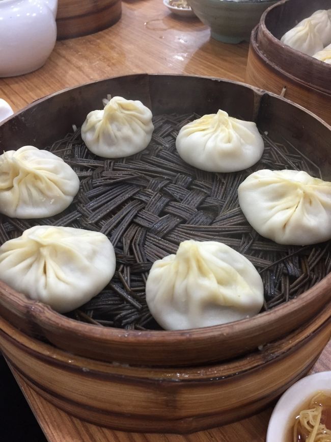 こっちが並んでたお店の方の蟹味噌小籠包。<br />うまーーっ！(*≧∀≦*)<br />いっぱい食べました、ぶひっ。<br /><br />食後はホテルのプール＆ラウンジでアフターヌーンティー、とホテルライフ満喫♫<br />リラックスタイムにつき写真なし。<br /><br />休憩したら、夜は夜景見にいってきましたー。