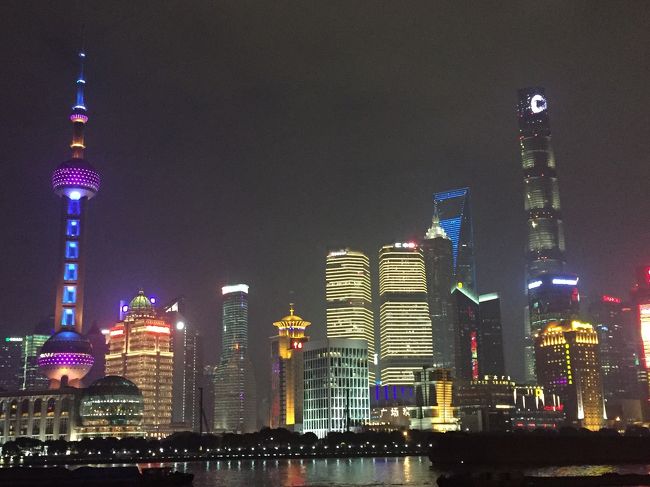南京東路→外灘→外灘から浦東おでんタワー群。<br />観光列車のおかげで子連れでも余裕でした！<br />この景色がめっちゃすごい！<br />近未来！<br />ガイドブックで見てたけど、実物ここまでテンション上がるとはびっくり！<br />行ってよかった～♡