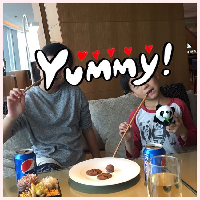 早速、憧れのラウンジへ♫<br />飲みものとクッキーやグミだけの時間だったけど、席もゆったりで十分満喫な一般庶民。<br />ゆったりした後は、近所に小籠包食べにいきましょー♫