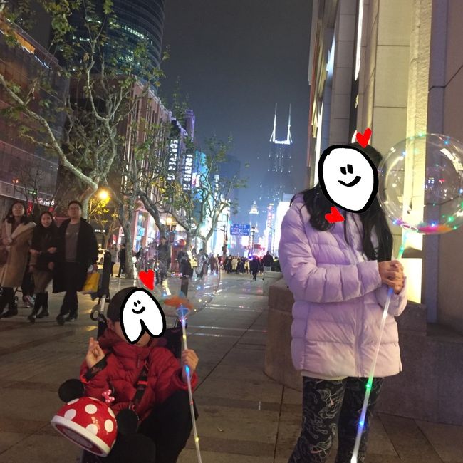 写真わかりにくいけど、キラキラ光る風船買ってもらい、子どもたちもご満悦。<br /><br />ホテルに戻って晩ごはんは、<br />大人＝ラウンジにてお酒飲み放題➕豪華なお料理<br />子ども＝夜はラウンジ入れないので隣のマクド<br />と、格差すごい。<br />でも、マクドで子どもは大喜び(^^;;<br /><br />おやすみなさ～い☆<br /><br /><br /><br />上海４日目。<br />朝はラウンジじゃなくしたのレストランでもよいとのこと。<br />下はすごい種類多いらしく、レストランにしましたー。<br /><br />すごい種類！<br />洋食、和食、中華、キムチ、インド料理まで！<br />とんでもない量食べました。<br />興奮して画像なし。<br /><br />朝食後は豫園に行くつもりだったけど、あまりの満腹＆雨でめんどくさくなり（笑）またもやプール。<br />子連れだしね。<br /><br />プール後、またまた南京東路に繰り出し、お土産やら小籠包。<br />旅も佳境になり、写真がまったくない…<br /><br />唯一の写真（笑）↓