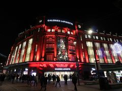 百貨店のギャラリー・ラファイエット。
クリスマスらしく赤色にライトアップ。こちらも昼間見るのとは違う。