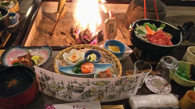 肉の油が落ちて、囲炉裏の炎が燃え盛った瞬間です。それはさておき、手前のメニューの紙が素敵です。