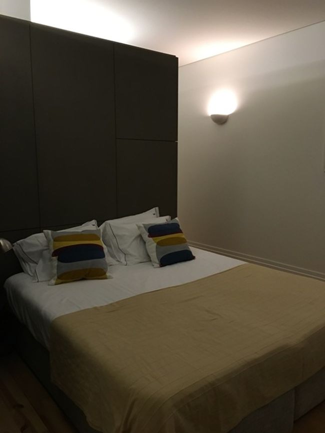 到着時間が遅いこともあり、ポルトの空港に到着後には、宿の人に頼んであったお迎えの車に乗る。その車から降りるときに、ホームレスっぽ人に絡まれそうになるものの、ドライバーの方があしらってくれた。<br /><br />そして、ブッキングコム経由で予約してあったアパートメントにチェックイン。<br /><br />