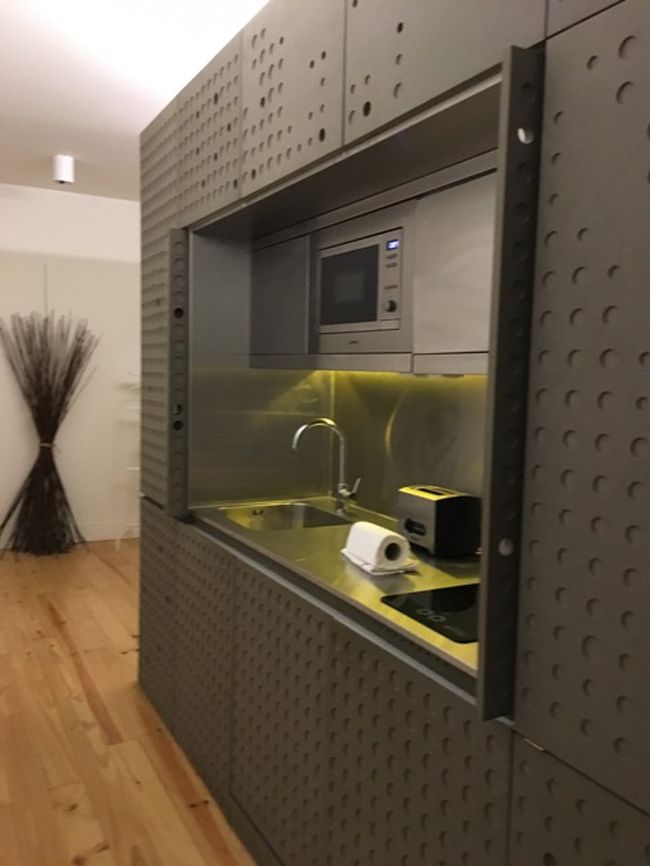 このぼこぼこの壁は、引き出しになっていて、食器やら食洗機やらの台所用品関係が入っていました。