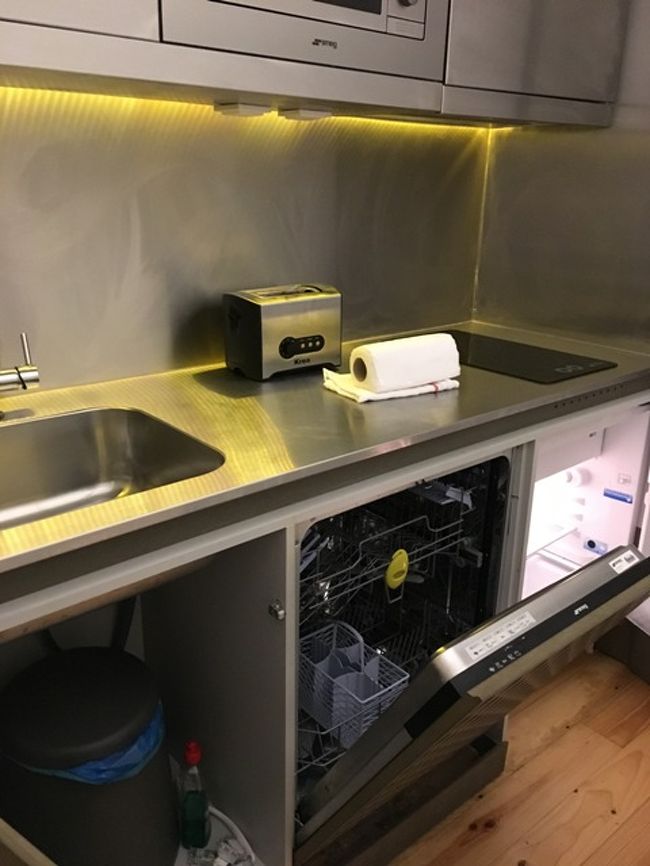 こういう見えない収納っていいな。<br />うちも、こんなキッチンだったらな…。