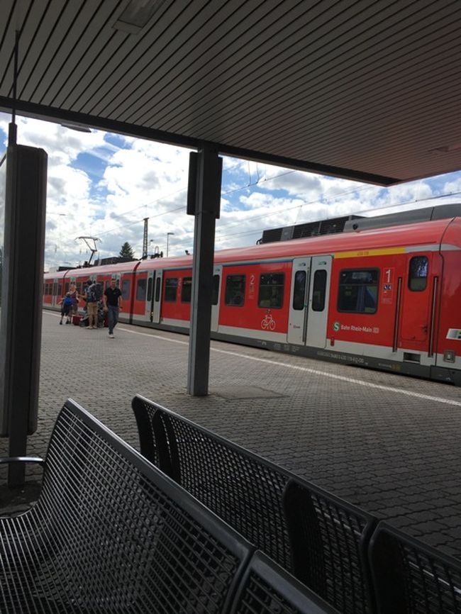 電車に乗ります。<br />逆方向に乗っちゃいましたが、1つ目の駅で降りて、反対方向に乗りなおします。<br /><br />人生同様、失敗したら、修正すればいいんだ!!!