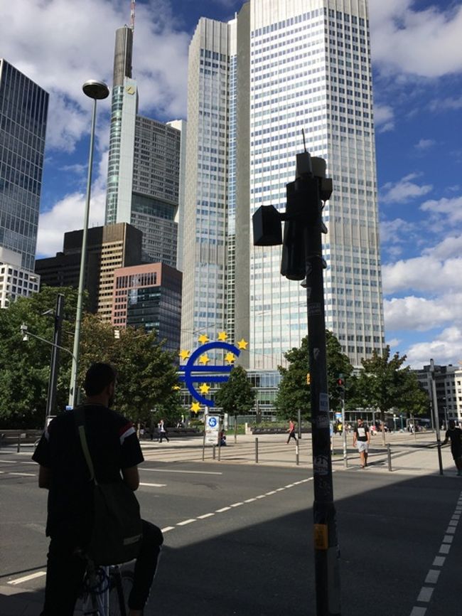 レーマー広場を目指します。<br />トラム等でも行けるらしいのですが、失敗するとトランジットがやばいので、ここは安全にたどり着けること優先。歩いて目指します。