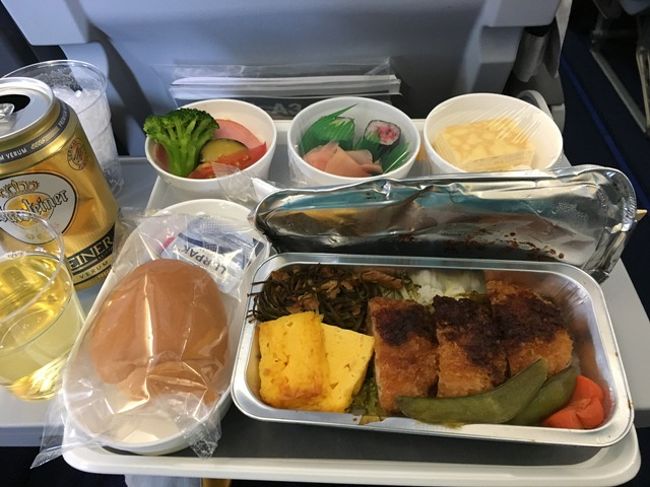 機内食①<br />ほとんど、食べていません。<br /><br />セントレアから発つときは、千寿の天むすと柿安の鶏炊き込みおにぎりを持ち込んで行くのがお決まり。去年のフランクフルト・ザグレブのホテルでも、助かりました。