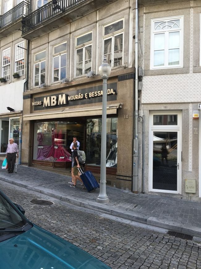 アパートメントの入口は右の白いドア。<br />暗証番号で入るパターンです。