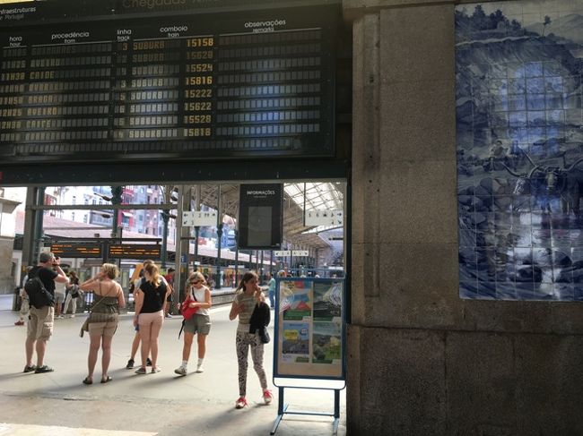 電光掲示板があると、駅っぽさが出ますね。