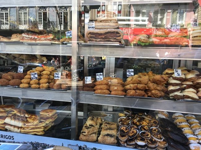 用事も済み、街歩き再開。<br /><br />グレゴリウス教会を目指そう。<br />途中にあったカフェ的なお店。<br />パンやエッグタルトもおいしそう~~~♪