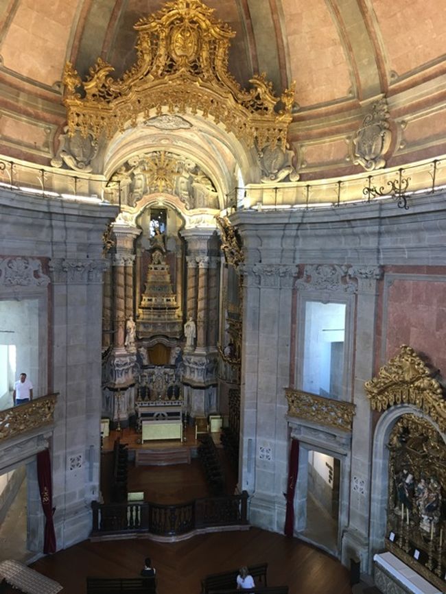 チケット売り場では、ちょっと人が並んでいました。のんびり待って、チケットを購入。タワー４?。そして内部へ。<br />