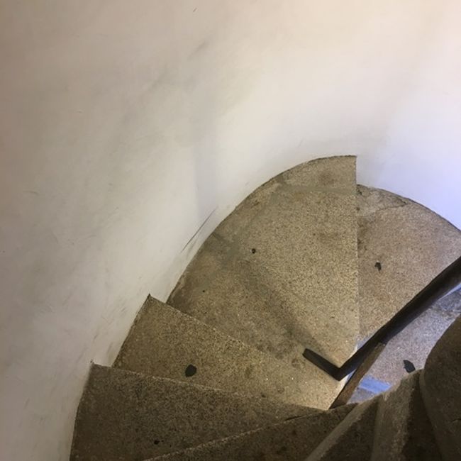 こんな階段をぐるぐると上がっていって…