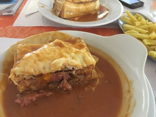 グレゴリウス教会で、チケット購入の列に並んでいるときにお会いした自分の父親くらいの年齢の日本の方に誘われ、ランチに。フランセジーニャ。かなり大きくて、シェアできて助かりました。<br /><br />お互いに、これまでの旅の話をし合ったりして、楽しい時間でした。