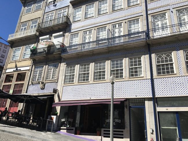 こんなアズレージョの建物にうきうきして歩いて…