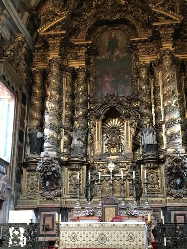 長い年月を経ていて、素敵♪<br /><br />ふと見ると、お仏壇みたいにも見える。祈り、そして祀り上げる人が作り上げる祭壇は、古今東西似て見えます。歴史や文化の違いはあれども、人間の考えは突き詰めると結局、行きつく先が一緒なのかもしれない。