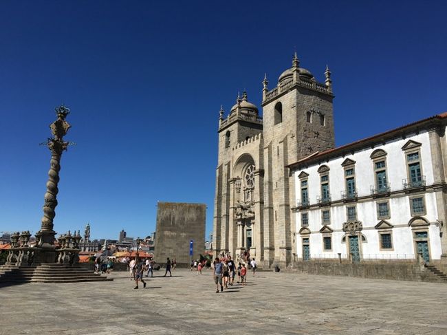 カテドラル前の広場。なんだか素敵な空間です。