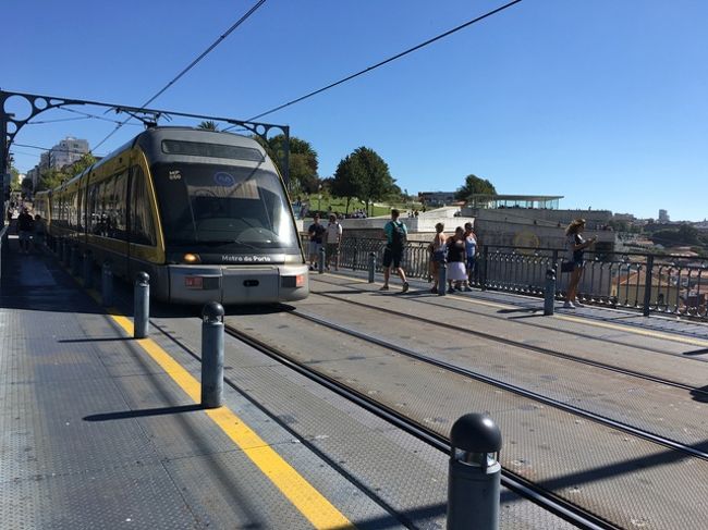 時々トラムも通ります。<br />私は滞在中、一度も乗りませんでした。