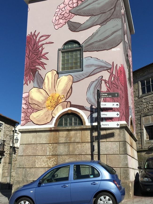 さて、つきました。<br />「大人のヨーロッパ街歩き」で観たCROFTというワイナリーを目指します。こんな標識と歩き方の地図で確認しながら進む…