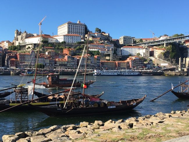 こんな船にワイン樽を乗せていたのは昔のこと。今は観光客向けのディスプレイだそう。