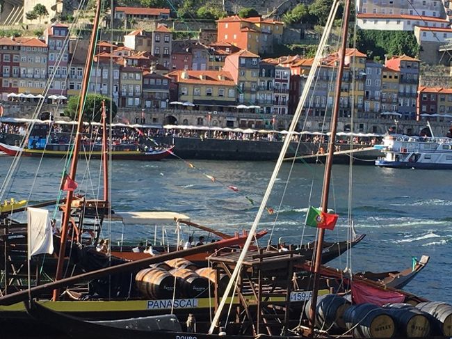 異国情緒ですね~日本でいうところの、屋形船！？