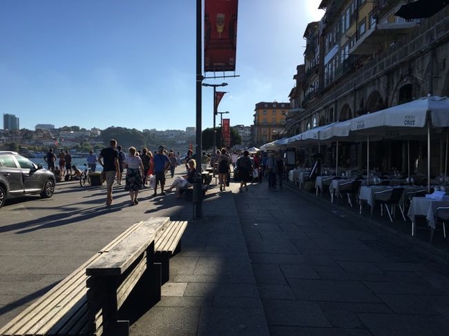 リベイラ地区の、こんなプロムナードを歩いて帰ります。レストランの下見もしたいしね。