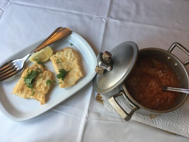 で、レロ書店の行列が、初め何か分からず…後に、地図を見て理解した次第です。<br /><br />本日の夕食！私的ポルトナンバー1です！「solar moinho de vent」で本日のフライトリゾットというメニューを。一人でも、多すぎず少なすぎず。そして、早めの時間に行ったので、空いていて一人ディナーでもちょっと安心できました。15.5ユーロ＋チップ２ユーロ