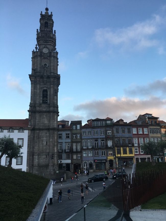 あ~~~いい１日だった!!!<br /><br />でも、この後、アパート近くのFlores通りの商店で、翌日の朝食用のパンやドリンクを購入したのですが、少しぼられてるっぽい。1.5リットルの水と200CCくらいのチョコドリンクと小さいナタ１個で６ユーロ。初日だったから、あれ？と思いつつも「こんなもんかな。」とスルーしちゃった…ただ、この２日後にも、（訳すと）「世界はナタを求めている」という店で、釣銭詐欺に遭いそうでした。（こっちは店員に指摘して、回避できた）<br /><br />この辺りのお店は、気をつけた方がよいかと思います。（ただし、この２件のみで、ポルトガルのそれ以外の場所で、そんな経験はありませんでした。）