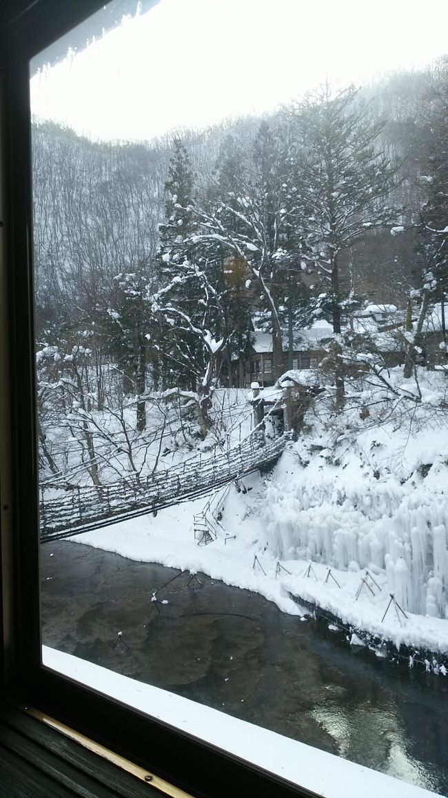 朝です。そうそう、吊り橋の右側は氷漠です。